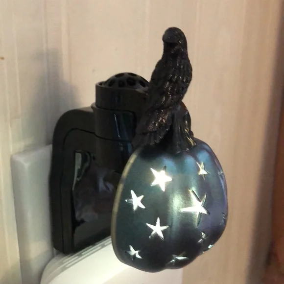 RETIRED Bath & Bodywork’s Black Crow Pumpkin Wallflower Plug In 2022 Collection - Picture 6 of 7